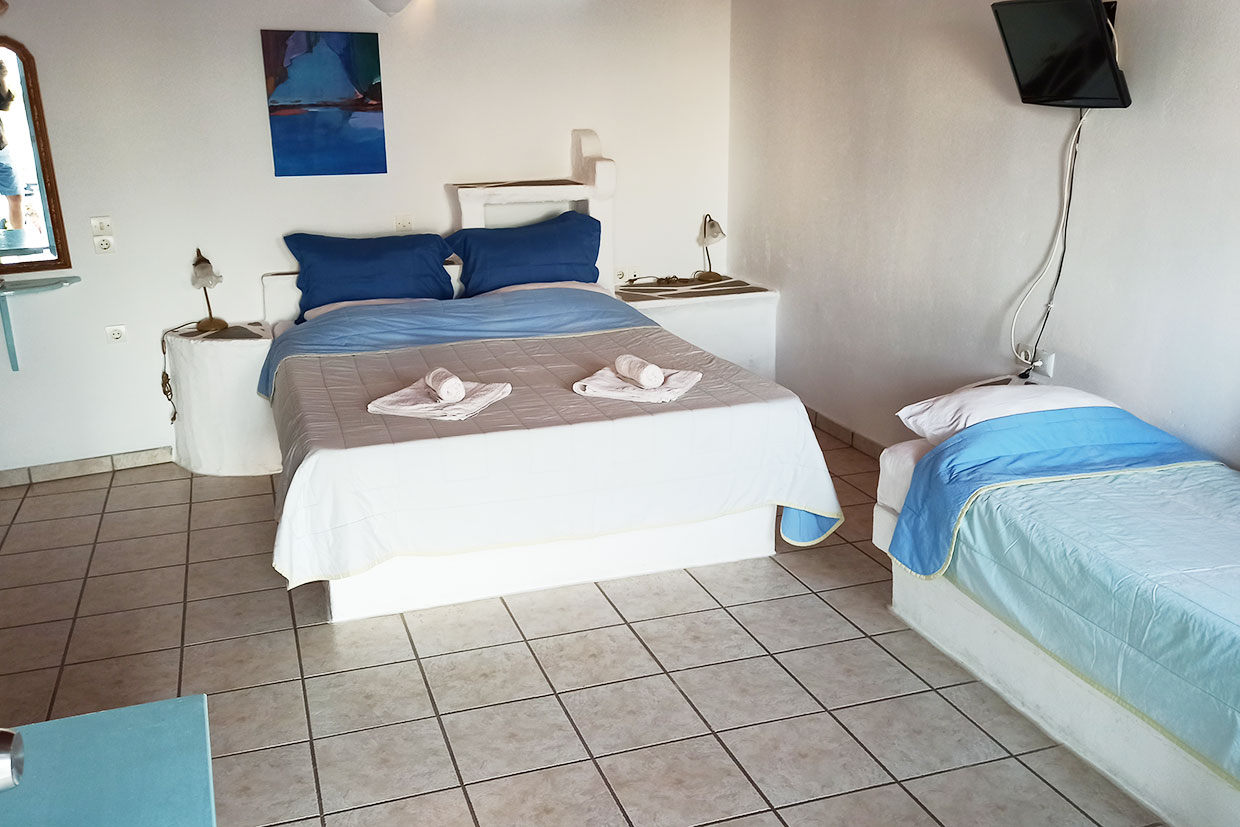 Ampelos hotel in Folegandros, triple room