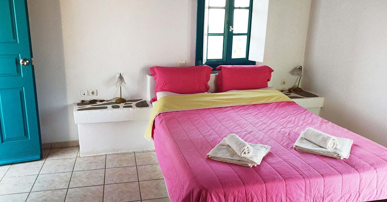 Double room at Ampelos hotel in Folegandros